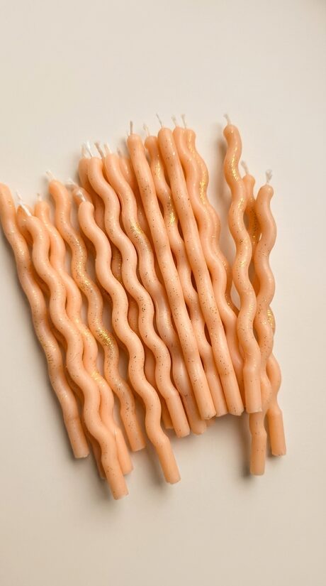 Persiku krāsas viļņotas kūkas svecītes ar zelta dekoru