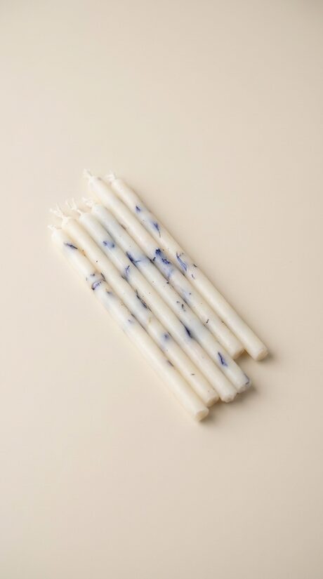 Kūkas svecītes ar kaltētām rudzupuķēm – dabīgs tortes dekors