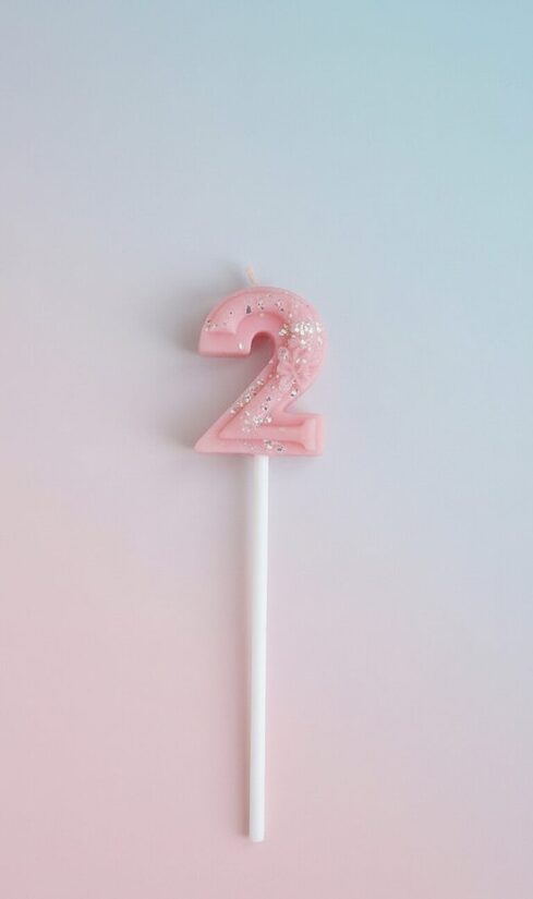 Dabīgā vaska kūku toperis-svecīte ar ciparu "2" 