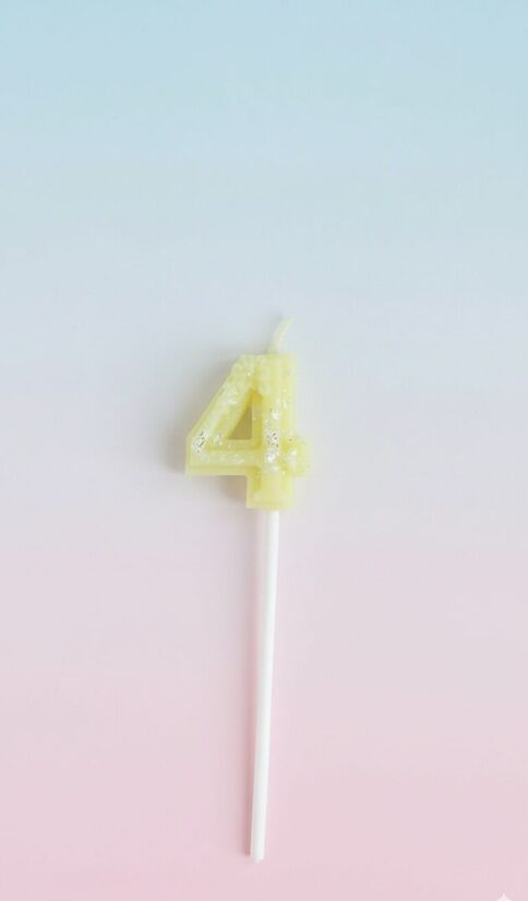 Dabīgā vaska kūku toperis-svecīte ar ciparu "4" 