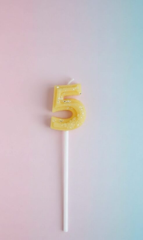 Dabīgā vaska kūku toperis-svecīte ar ciparu "5" 