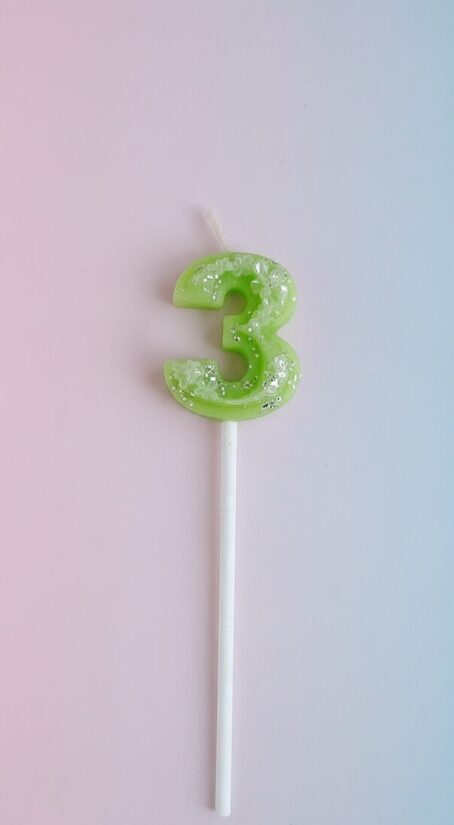 Dabīgā vaska kūku toperis-svecīte ar ciparu "3" 