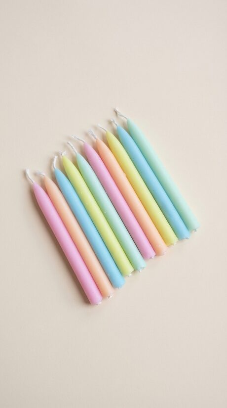 Krāsainas kūkas svecītes – dzimšanas dienas sveces tortei