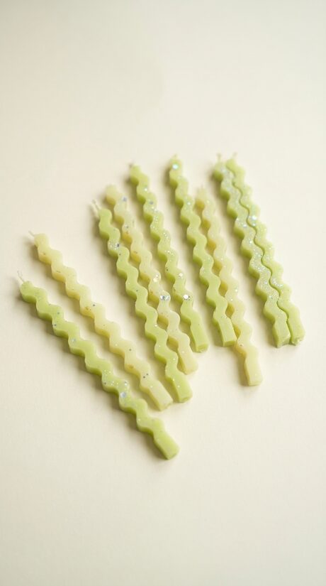 Wavy Beeswax Cake Candle – 11 cm | Handmade, Unscented 