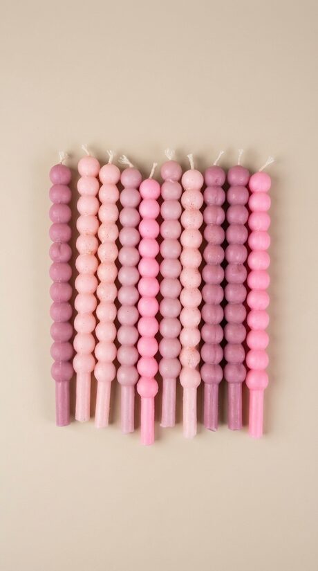 Rozā bumbiņu kūkas svecītes – dekoratīvas dzimšanas dienas sveces