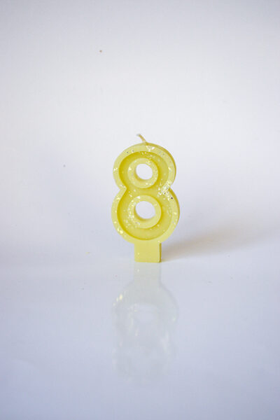 Beeswax number Candle "8" for cakes and cupcakes