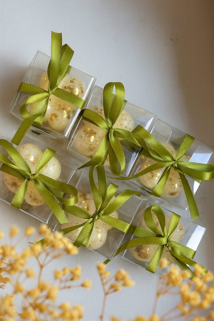 Personalizētas kāzu sveces viesiem caurspīdīgā kastītē ar zaļu lentu